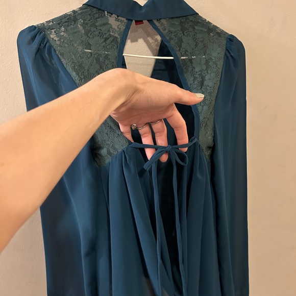 Pretty lace blouse - Picture 2 of 2